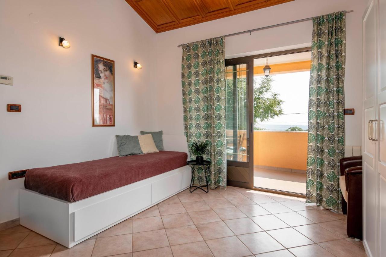Villa Margerita With Private Pool, Yard And Parking Kastelir Exterior photo