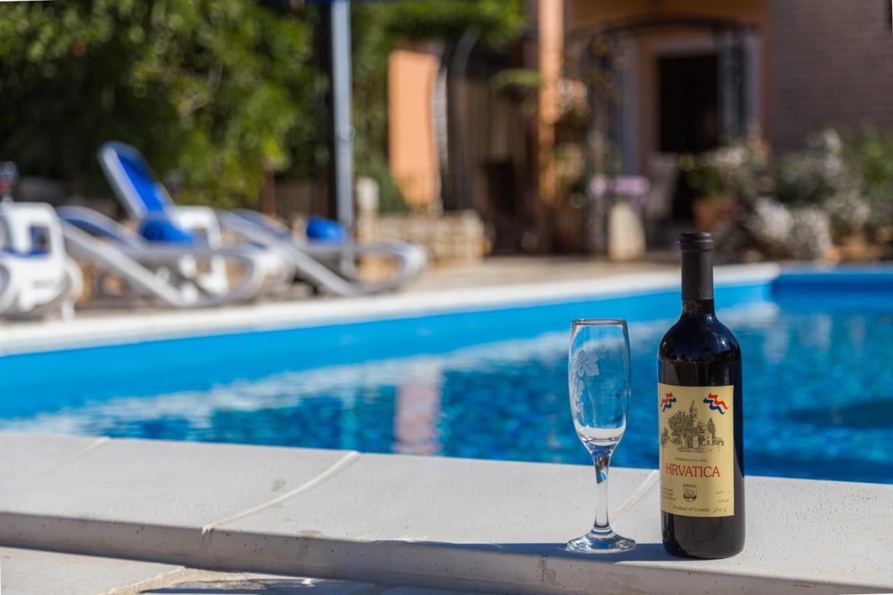 Villa Margerita With Private Pool, Yard And Parking Kastelir Exterior photo